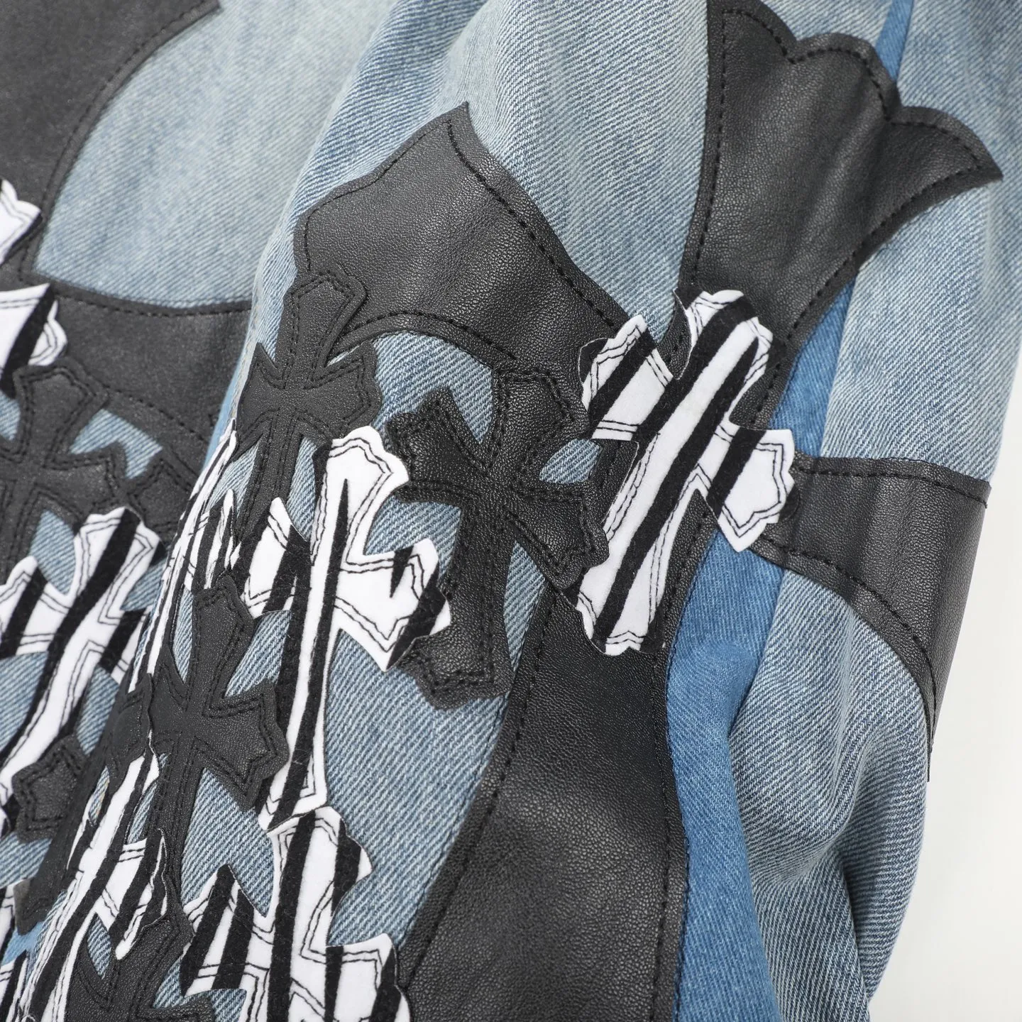 P280 CH Chromehearts zebra black and white cross patch patchwork jeans, priced at 34W level, patchwork cross pattern embellishment, washed jeans! ! An absolutely high-end luxury product, a 1.9W-level god-level single product, a super popular product, made by top heavy industry, a magic weapon that cannot be missed! [About Zangyin] This is an extremely luxurious fashion brand that can also be called the aristocracy of the high street. It has always been an exclusive brand for some hipsters or rich second generations. Compared with ordinary high streets, it is more luxurious and noble. Compared with luxury brands, it is more fashionable and individual. It has always been a brand that I have a special liking for. [Top heavy industry fashion design] Consistently high-street luxury style. Speaking of this style, the Zangyin family and GU family are definitely the leading representative brands. Especially the Zangyin family has really achieved a state-of-the-art effect in creating high-street style. The unique washed material is used to create this style. The color system is already quite eye-catching. After it is decorated with patchwork cross flowers, it cleverly highlights the charm of the brand. Secondly, this style uses classic The high-waist cutting design highlights the long legs and fashionable temperament of the upper body. The brand is highly recognizable and the slim fit configuration is more suitable for daily wear. It is a product that interprets personality, fashion, and specifications at a glance. This single product is enough to make any fan excited. It can be a white T-shirt for a youthful college style, or a tight suspender for a royal style. It has strong matching ability and can be easily controlled by men.  [Materials and craftsmanship] Needless to say, this point goes without saying. As an excellent craftsman brand, Zangyin’s requirements for details and craftsmanship are really perfect. The washed color of this model has gone through so many processes, not to mention the embellishment of denim appliques. It is also purely hand-made and sewn. Just like what they believe in, only hand-made things have soul and have the meaning of wear. A top-notch heavy-duty fashionable denim item, I look forward to your perfect interpretation! !  Color: blue Size: 28-36